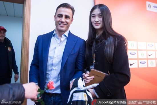 情人节那天，女记者还收到了卡纳瓦罗送的鲜花。