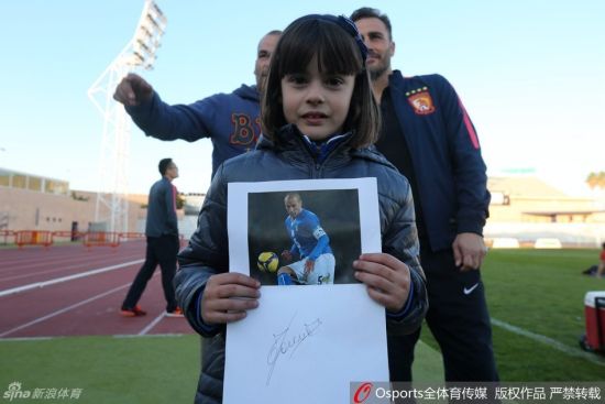 不仅仅是中国女球迷，外国的小萝莉也是卡叔叔的脑残粉。