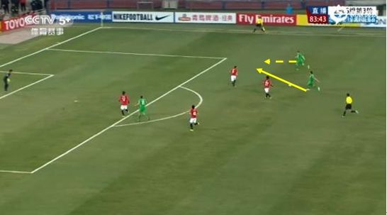 图9 于大宝分球给巴塔拉