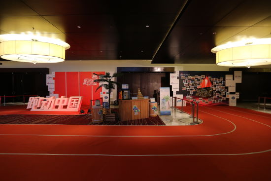 组委会为模拟跑步运动环境，专门在颁奖大厅外铺设红色的“田径场”。