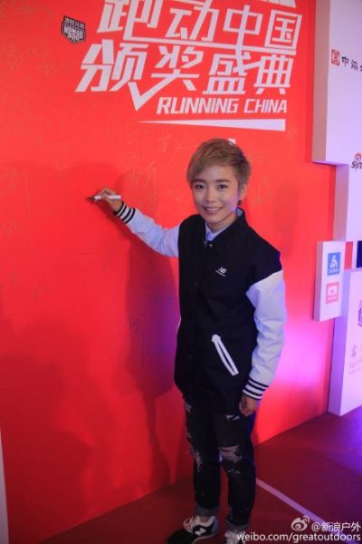 著名音乐人许飞在签字墙上签名留影。