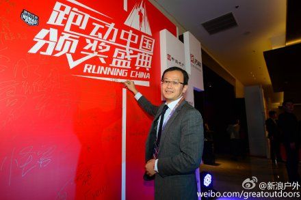 评委会主席、易居中国总裁丁祖昱先生在签字墙前签名留影。