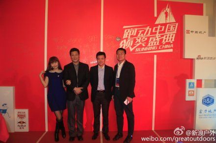 　　图为新浪体育总经理阮伟先生（右二）、中国体育报常委副总编张乐年先生（左二）、爱跑北京负责人，央视娱乐传媒首席执行官苏玲女士（左一）和新浪跑步主编蔡英元先生（右一）在签字墙前合影留念。