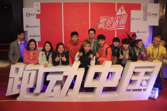 图为著名音乐人许飞和粉丝合影留念。