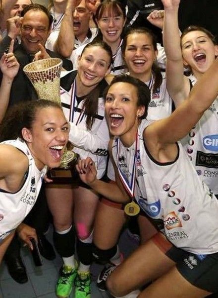 戴维斯与队友捧杯