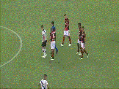 裁判两秒内罚下四名球员