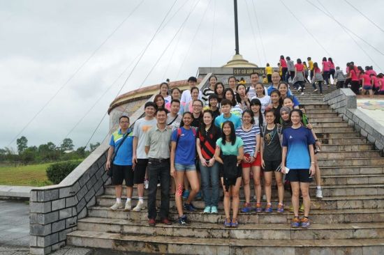 与马来西亚女排合影留念