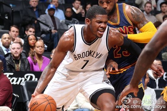 乔-约翰逊投入关键三分球