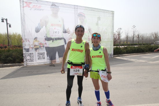 路过的跑友也纷纷过来祝贺，跟他们一起在照片前合影。