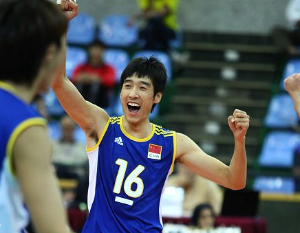 毛天一世青赛和队友庆祝