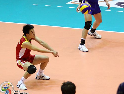 支家澄亚少赛接发球专注