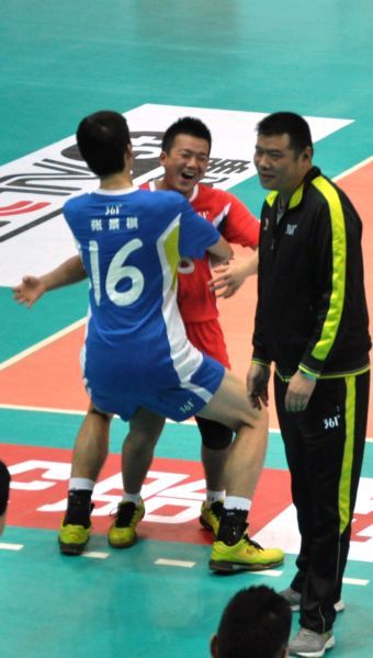 陈嘉杰和队友相拥庆祝