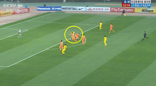 图2 鲁能两名队员夹防但没能成功 