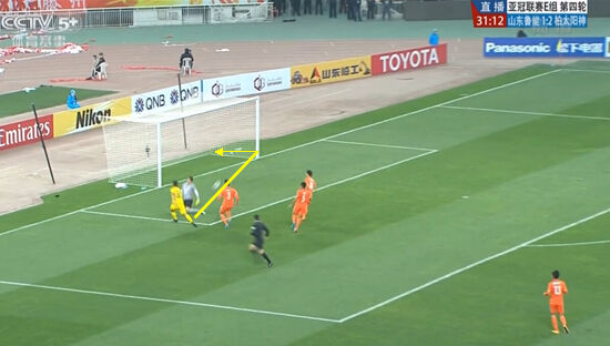 图14 克里斯蒂亚诺巧射远角，皮球中柱弹入