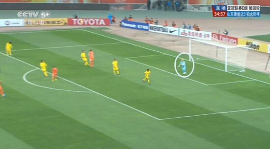 图2 菅野孝宪左手把皮球拍下 