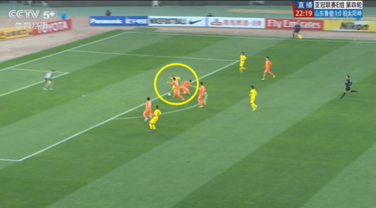 图2 鲁能两名队员夹防但没能成功