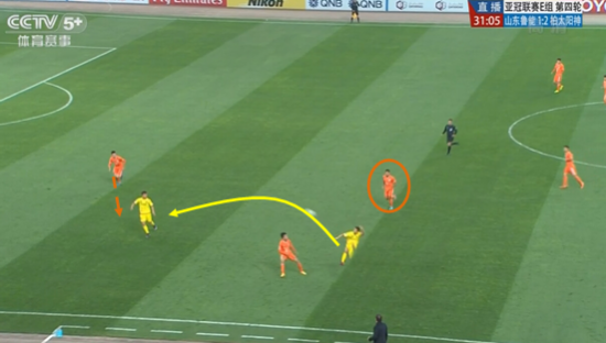 图12 轮湖直树传给同伴