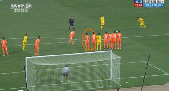 图15 对方主罚队员助跑