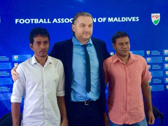 波波夫(中)和他的两名马尔代夫助手