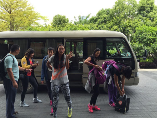 王凡打招呼 (图片来源：中国沙滩排球网)