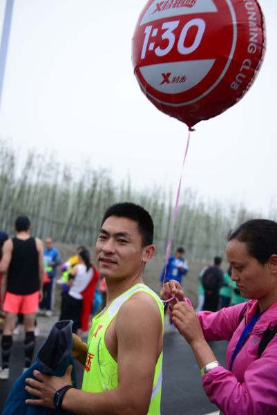 今年扬州马拉松官方1小时30分配速员，他总是习惯比别人起得都早。