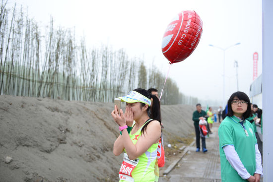 刘旭的好朋友，230兔子叶静领完气球就开始自拍，做兔子首先要让人赏心悦目，要不然怎么才能让人喜欢跟着你跑？