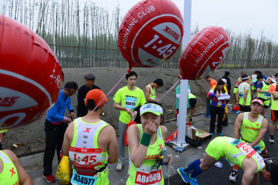 　当然，准备活动也是必不可少，到场的兔子开始和其他跑友一起进行简单的热身。