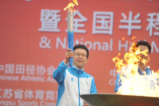 主席台上，特步集团常务副总裁叶齐点燃火炬，随后发令枪打响，2015年扬州半程马拉松正式开始！