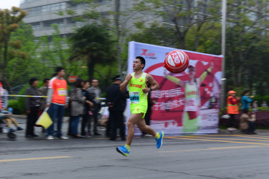 刘旭飞奔过整个赛道最后一个拐点，全程只剩下不到5公里了，就像他习惯的那样，身边原本跟着他跑的那些高手们都已经超到了前面。