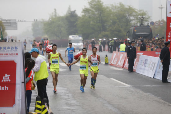 刘旭和另一位130兔子闫超楼携手冲向终点，最终成绩是1小时29分37秒。