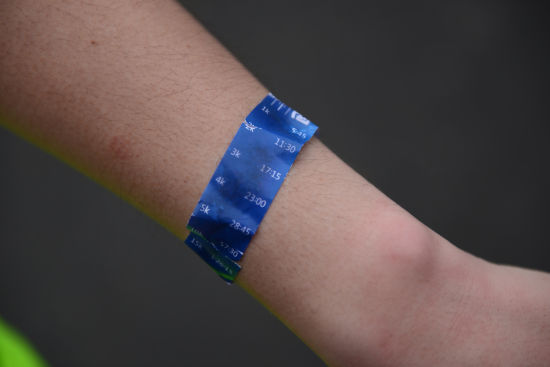 梁超来到特跑族的赛后集结点，展示他已经被汗湿透了的兔子手环，上面纪录着作为200兔子完成每个赛段所需要的时间。