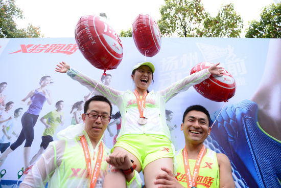 关门时间将近，完赛区的跑友也越聚越多，大家纷纷跟兔子合影，刘旭和另一位兔子还和叶静玩起了“叠罗汉”。