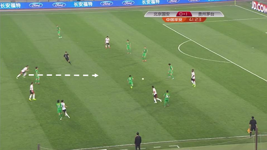 图7 陈杰从后面起动抢截朴成