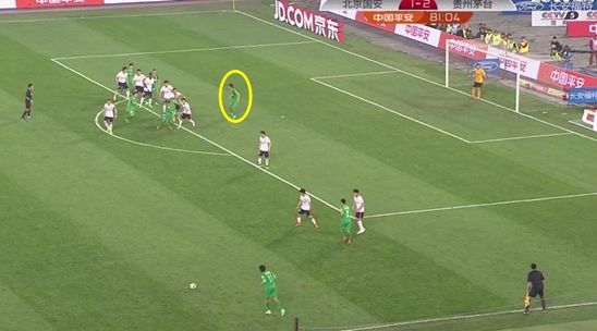 图13 邵佳一故意留在越位位置