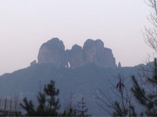 大自然馈赠：晨曦中的吕洞山。