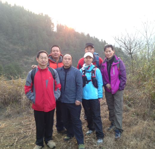 日出的团队合影。