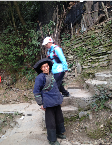 神采奕奕的苗族奶奶。