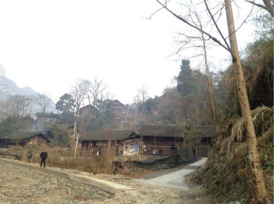 依山而建的古寨。