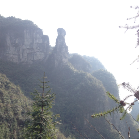 天然伟人雕像。