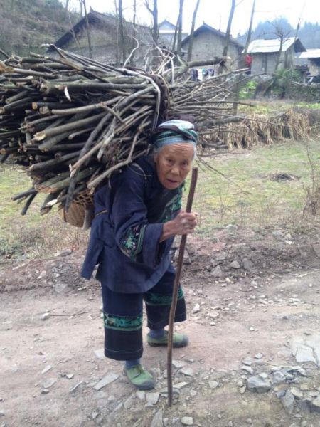 让他们的生活更好起来，同时也多一个看外面的窗口。