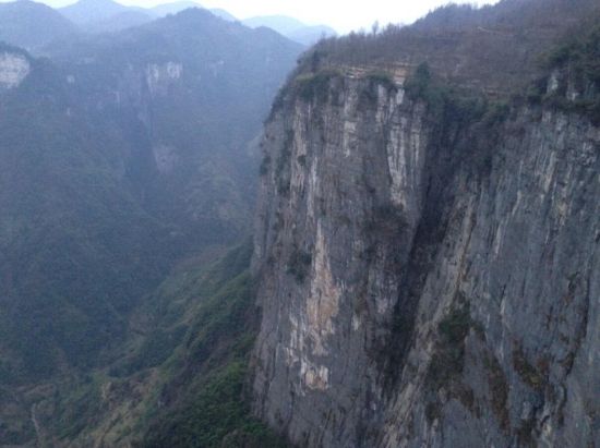 刀切般平滑的断崖。