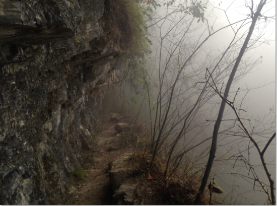 石崖下的小径。