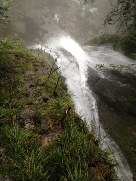 下悬崖瀑布的扶梯，一眼看不到底。