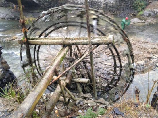 吱吱呀呀的筒车。