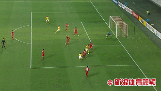 高拉特杂耍被门线解围GIF