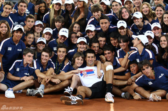 小德两手已被抓走