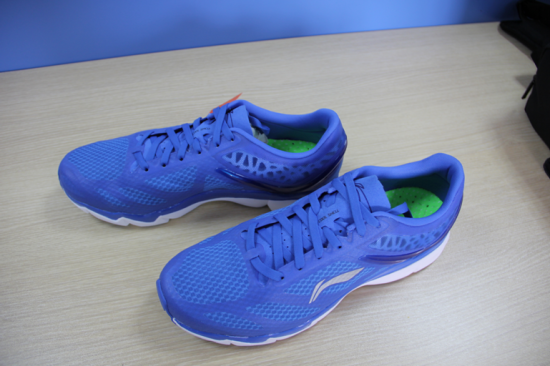 我收到的这款跑鞋是蓝色鞋面+白底 李宁官网描述是宫蓝色/白 43码。