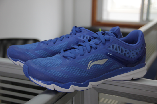 鞋子的鞋面 是采取的是轻量透气网布搭配热贴膜工艺的设计。