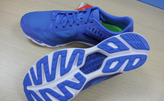 　　鞋面和鞋底的对比图，其实蓝与白的设计还是非常之经典的，这让我不由自主的想到了希腊，他们的国旗色也是蓝白相间的。