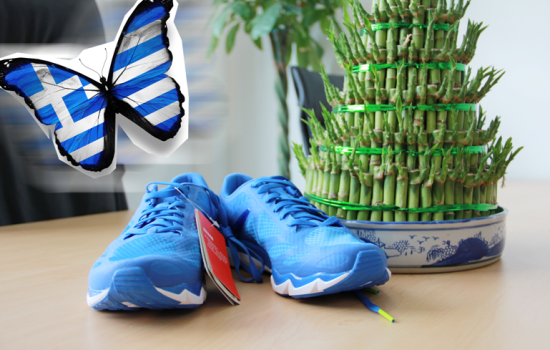 　　当蓝白色和这款超轻12代结合起来，再加上蝶翼的元素，我感觉自己想要跑步的心思瞬间被激活了一般，想要马上就出去到跑道上跑一圈。